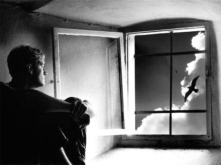 32597-uomo-alla-finestra
