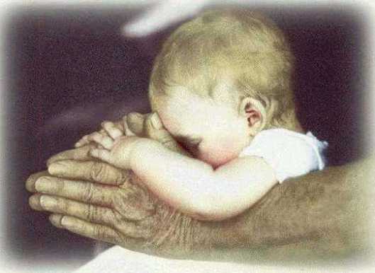 bambino nelle mani del nonno